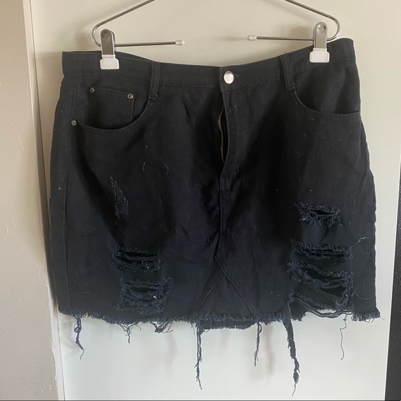 Boohoo Dresses & Skirts - Boohoo distressed mini skirt